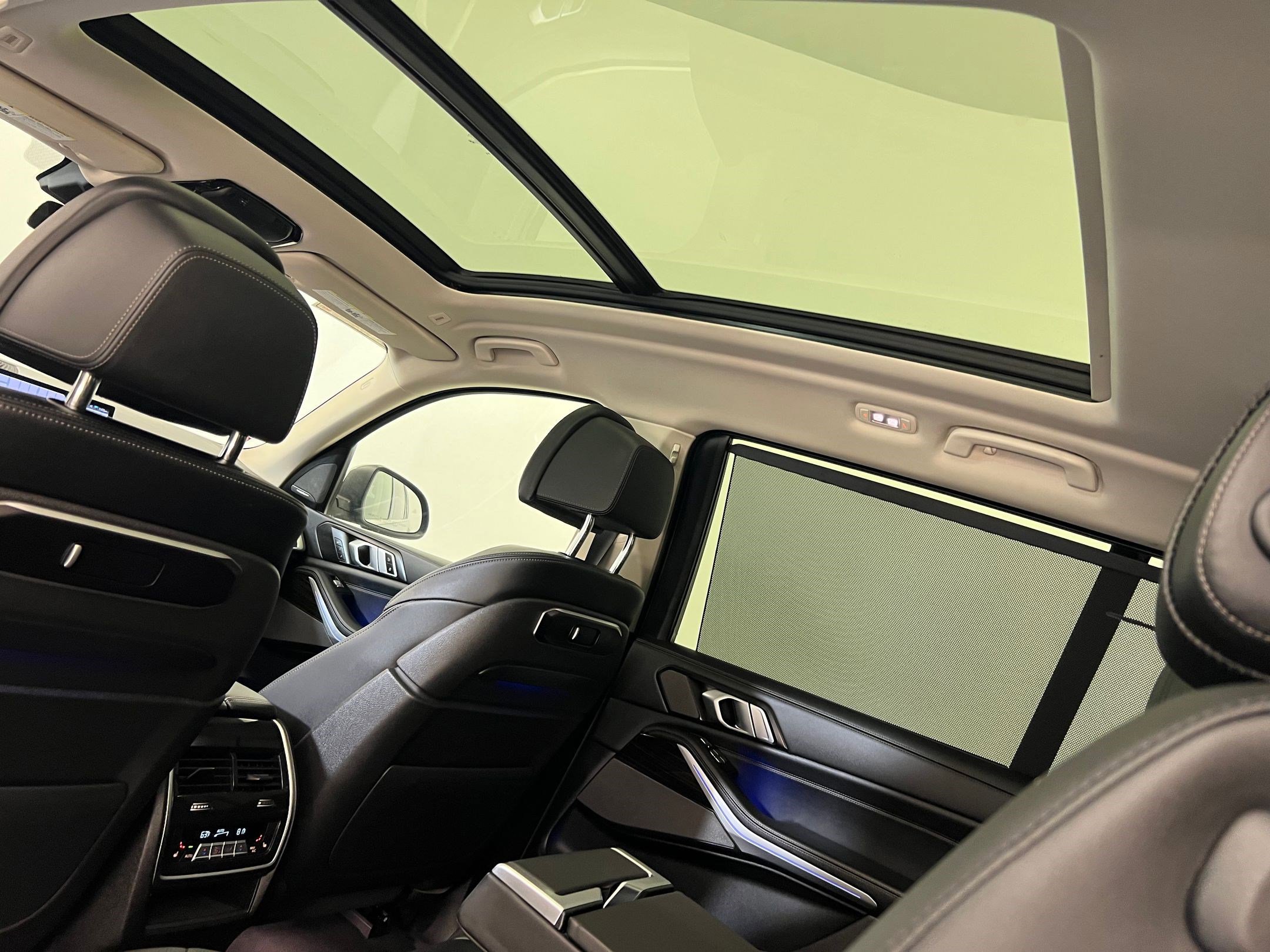 Used 2025 BMW X7 xDrive40i w/ Premium Package image 33