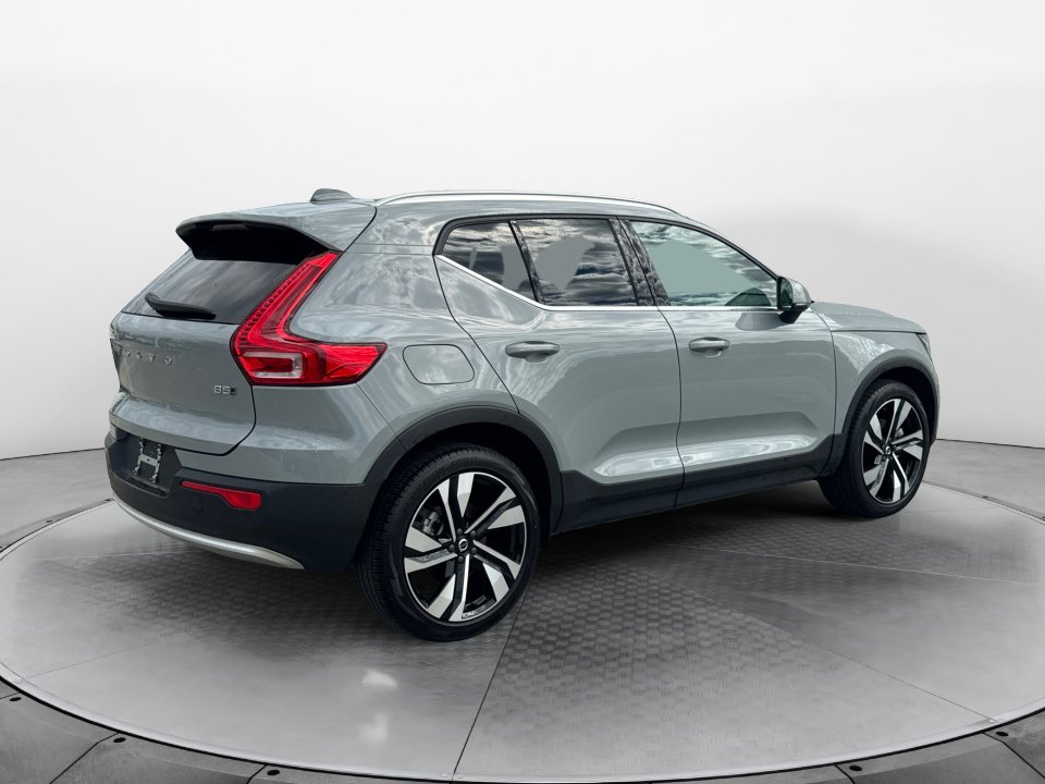 Used 2025 Volvo XC40 B5 Plus AWD/4WD image 7