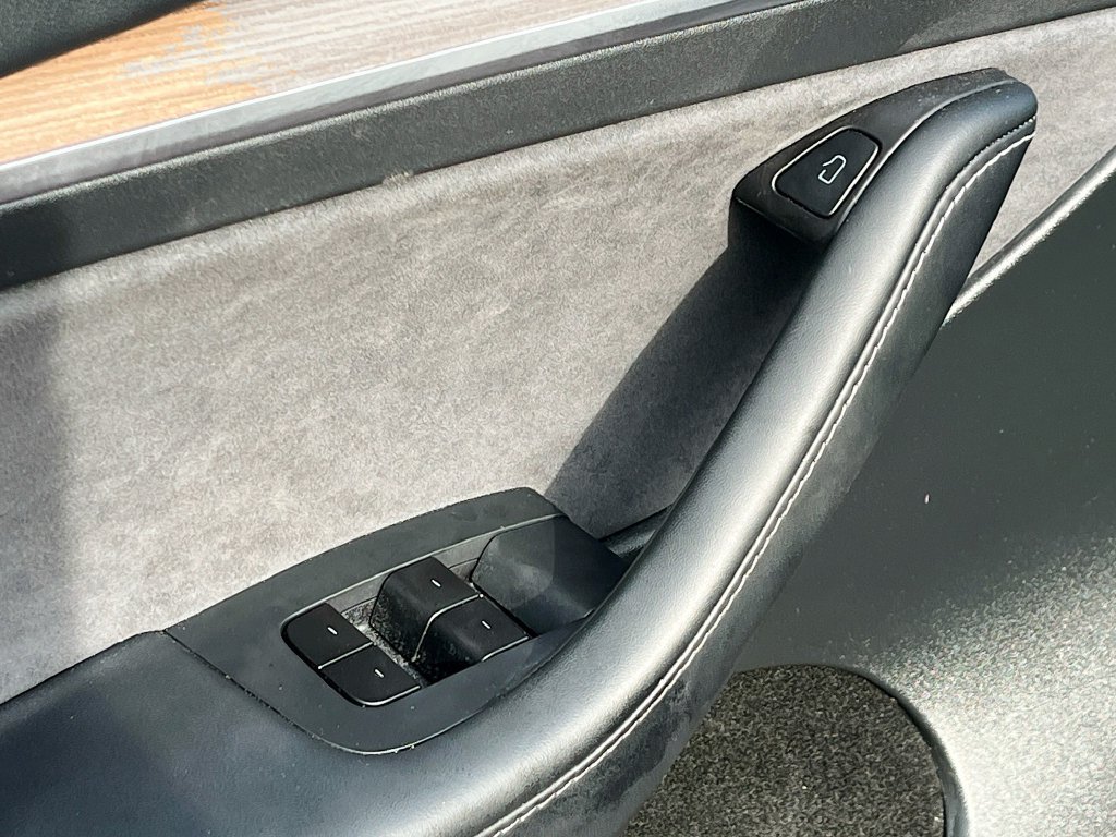 Used 2025 Tesla Model Y Long Range RWD image 18