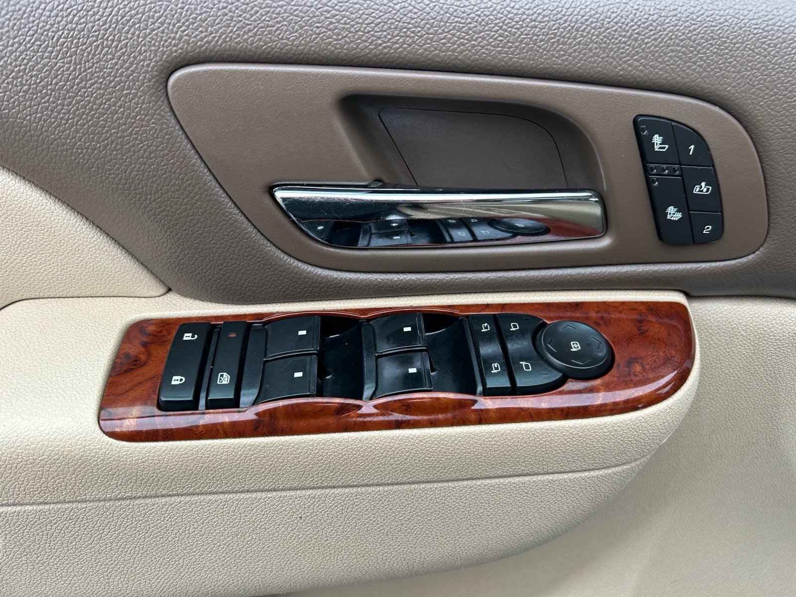 Used 2011 Chevrolet Suburban LT image 19