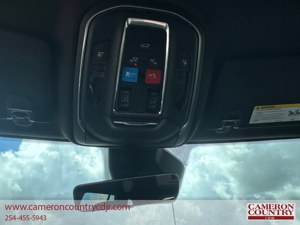 Used 2025 Jeep Grand Cherokee Laredo w/ Luxury Tech Group I AWD/4WD image 14