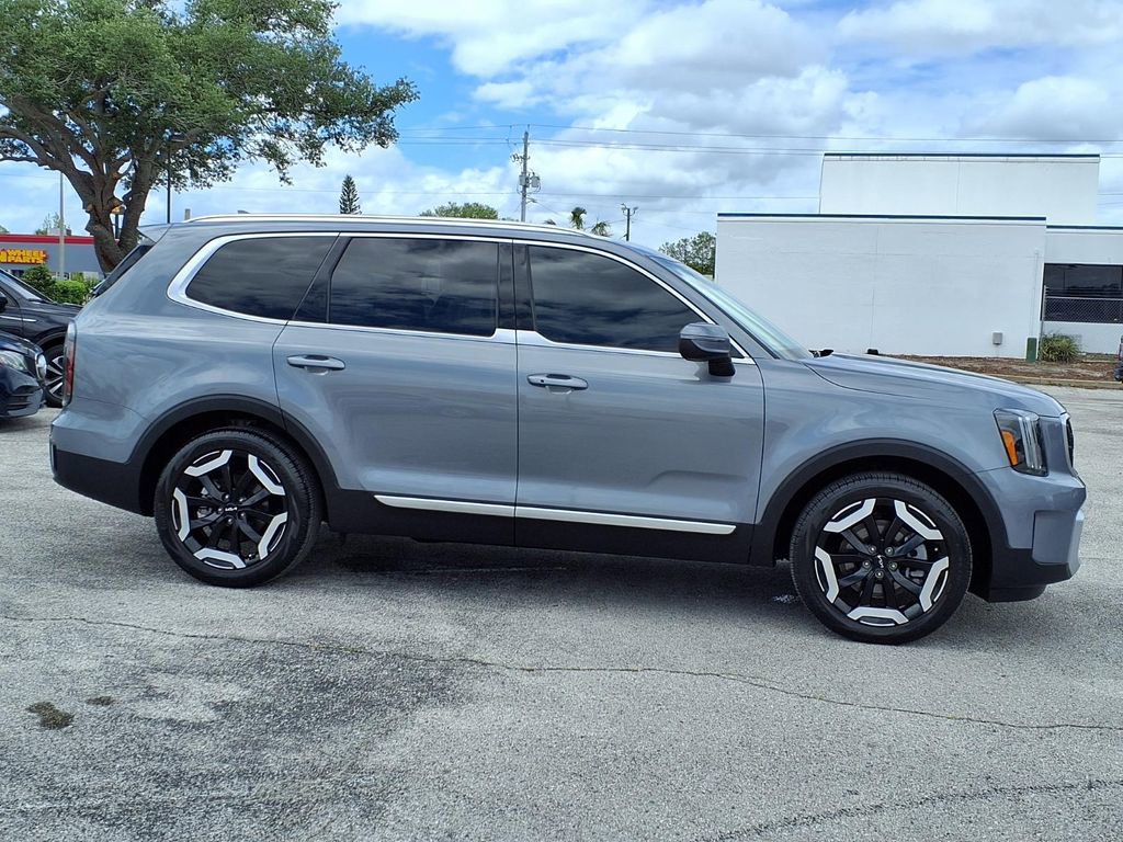 Used 2024 Kia Telluride EX w/ EX Captain's Chair Package FWD image 8
