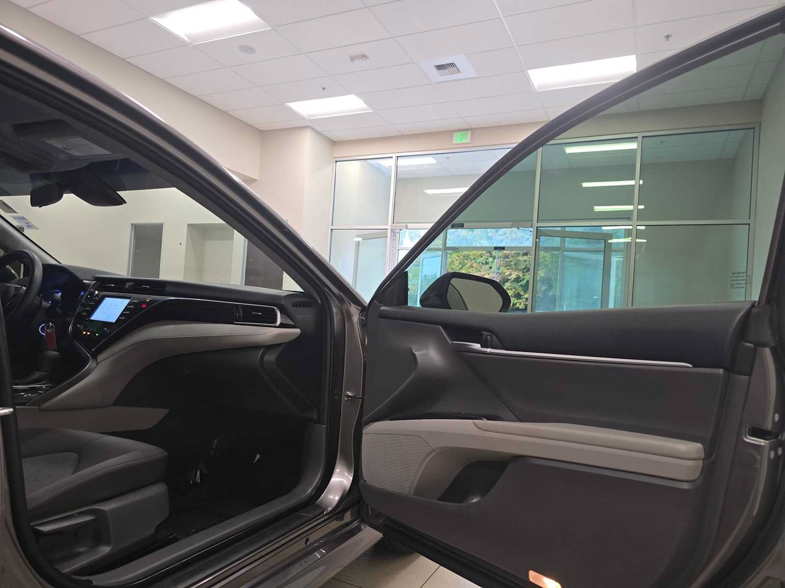Used 2018 Toyota Camry LE FWD image 27