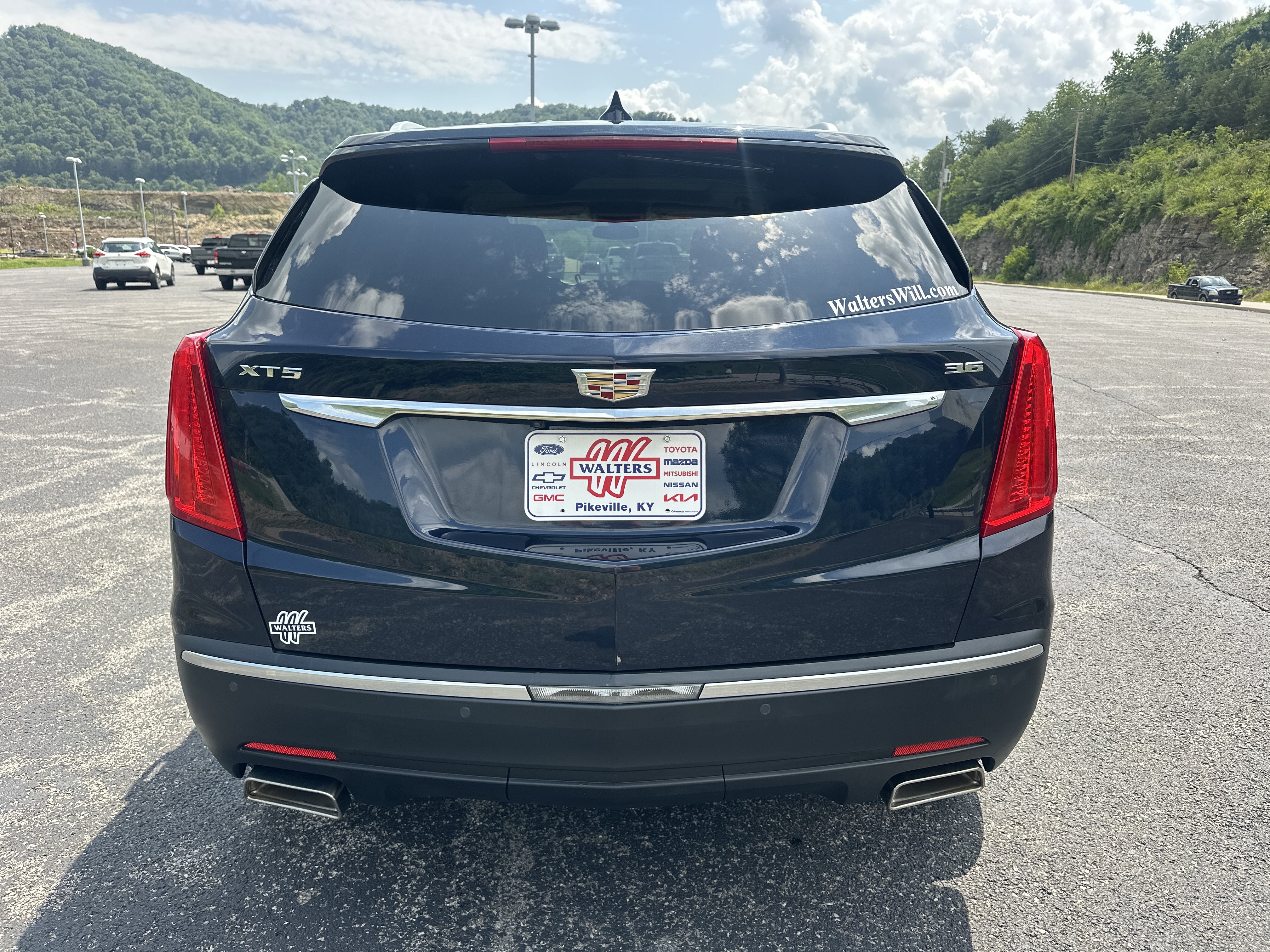 Used 2017 Cadillac XT5 Luxury FWD image 3