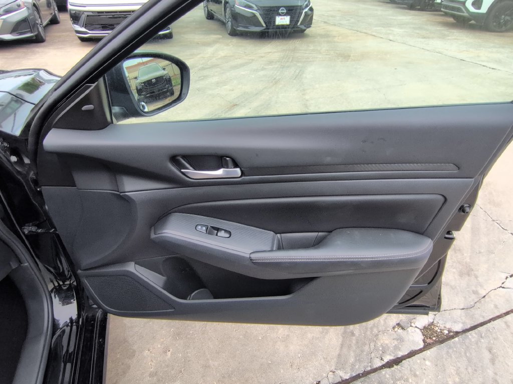 Used 2025 Nissan Altima 2.5 SV FWD image 32