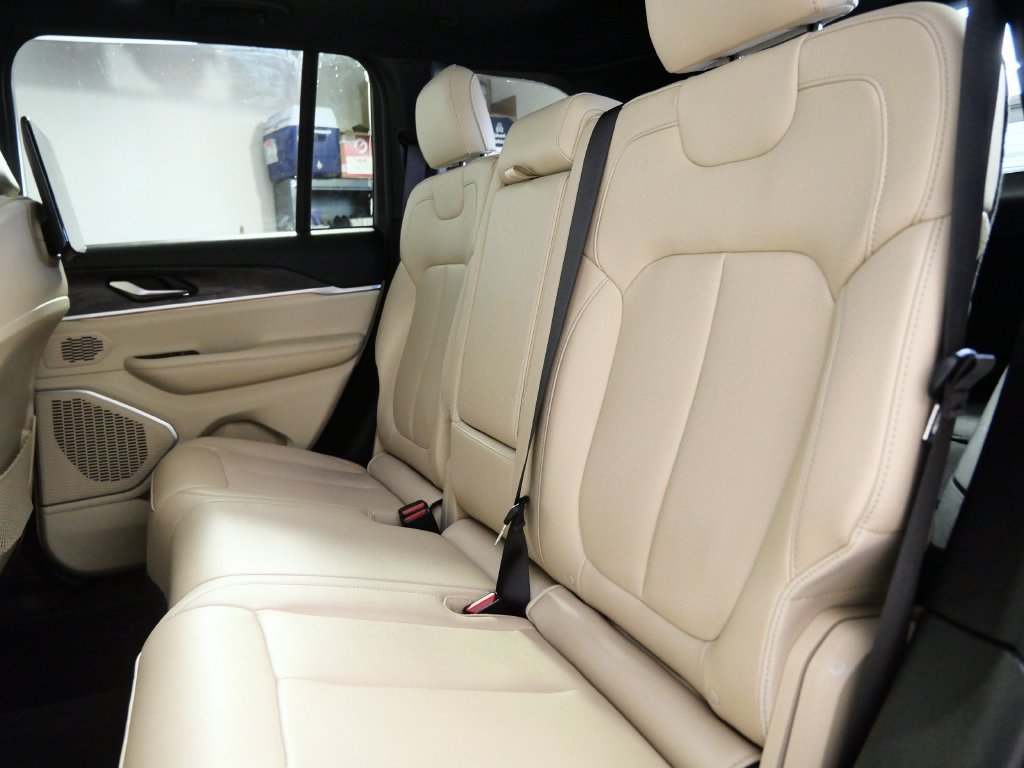 Used 2023 Jeep Grand Cherokee Limited w/ Luxury Tech Group II RWD image 12
