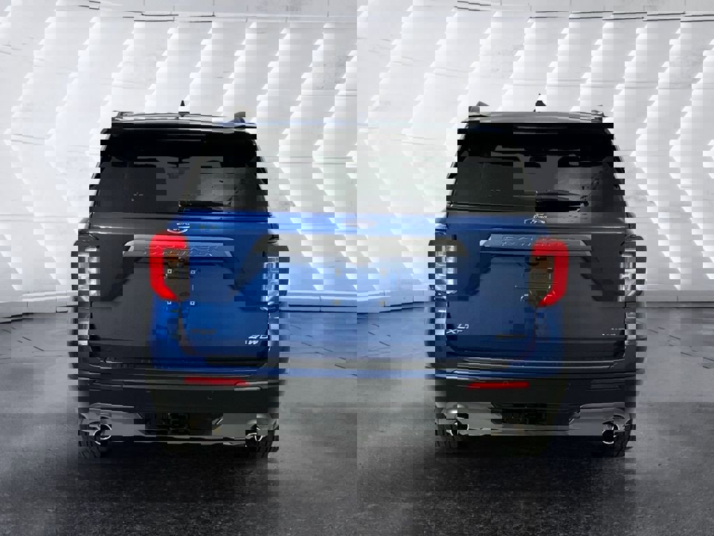 Used 2022 Ford Explorer XLT w/ Equipment Group 202A image 5