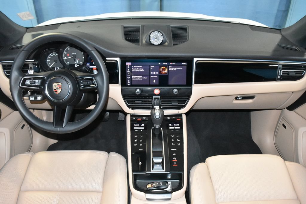 Certified 2025 Porsche Macan AWD/4WD image 9