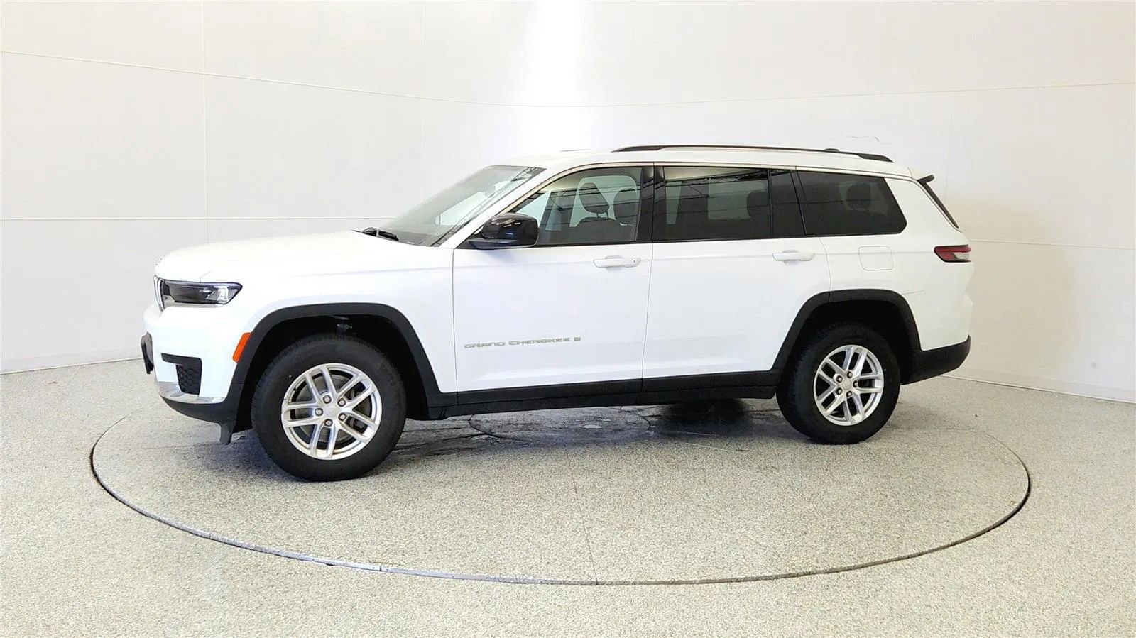 Used 2022 Jeep Grand Cherokee L Laredo w/ Luxury Tech Group I AWD/4WD image 4