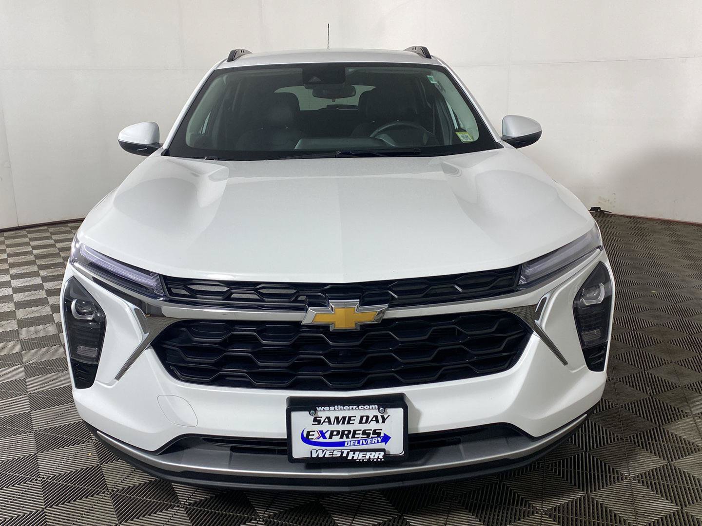 Used 2025 Chevrolet Trax LT w/ Driver Confidence Package FWD image 2