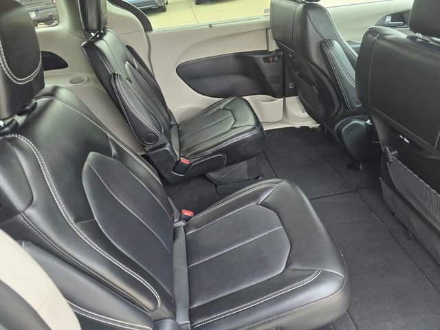 Used 2024 Chrysler Pacifica Touring-L image 18