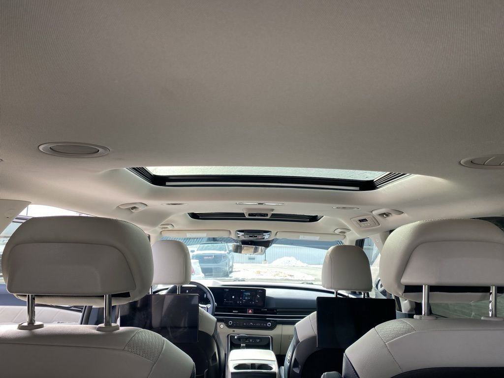 Used 2025 Kia Carnival SX Prestige image 9