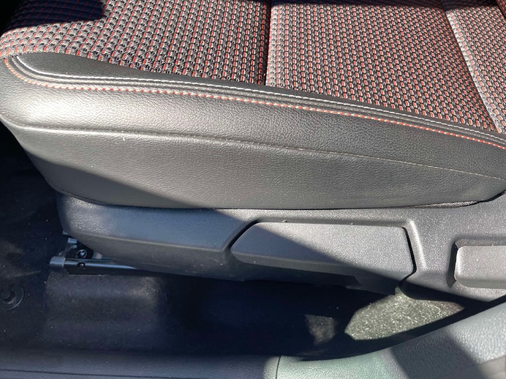 Used 2025 Nissan Kicks SR AWD/4WD image 19