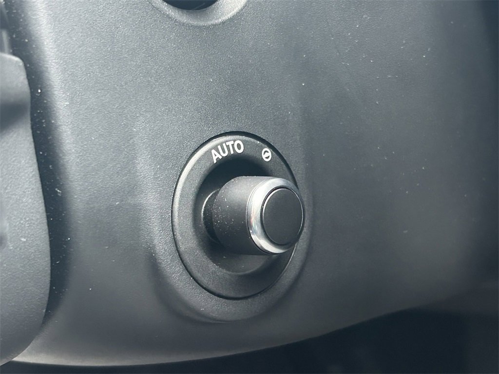 Used 2025 Land Rover Range Rover Velar Dynamic SE image 30