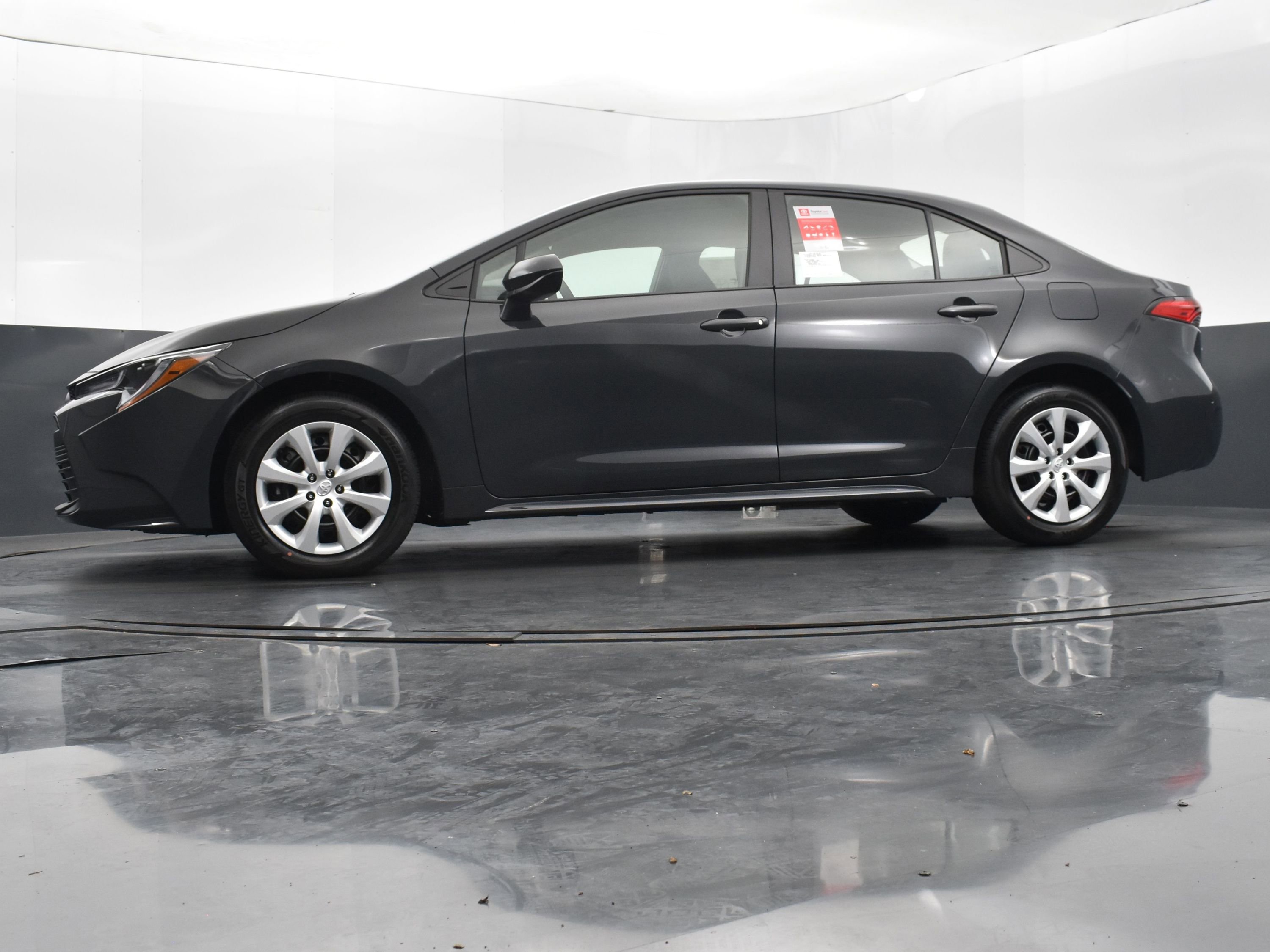 Used 2025 Toyota Corolla LE image 37