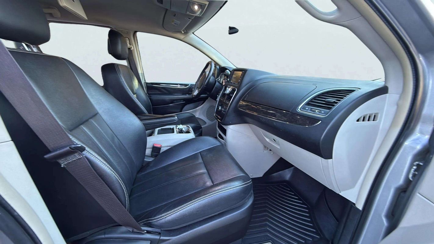 Used 2016 Chrysler Town & Country Touring image 16