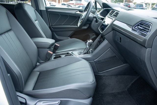 Used 2023 Volkswagen Tiguan SE image 18
