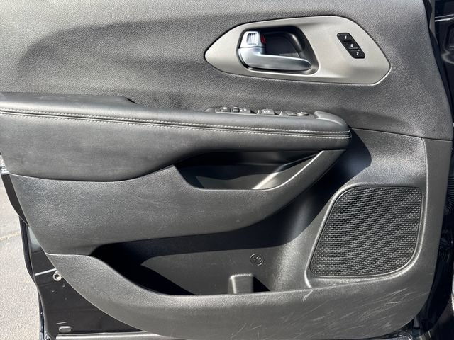 Used 2025 Chrysler Pacifica Select FWD image 10