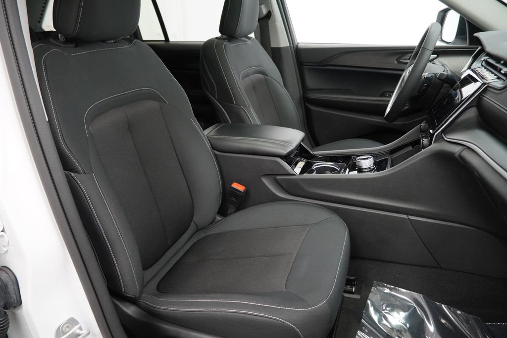 Used 2023 Jeep Grand Cherokee Laredo w/ Luxury Tech Group I AWD/4WD image 47