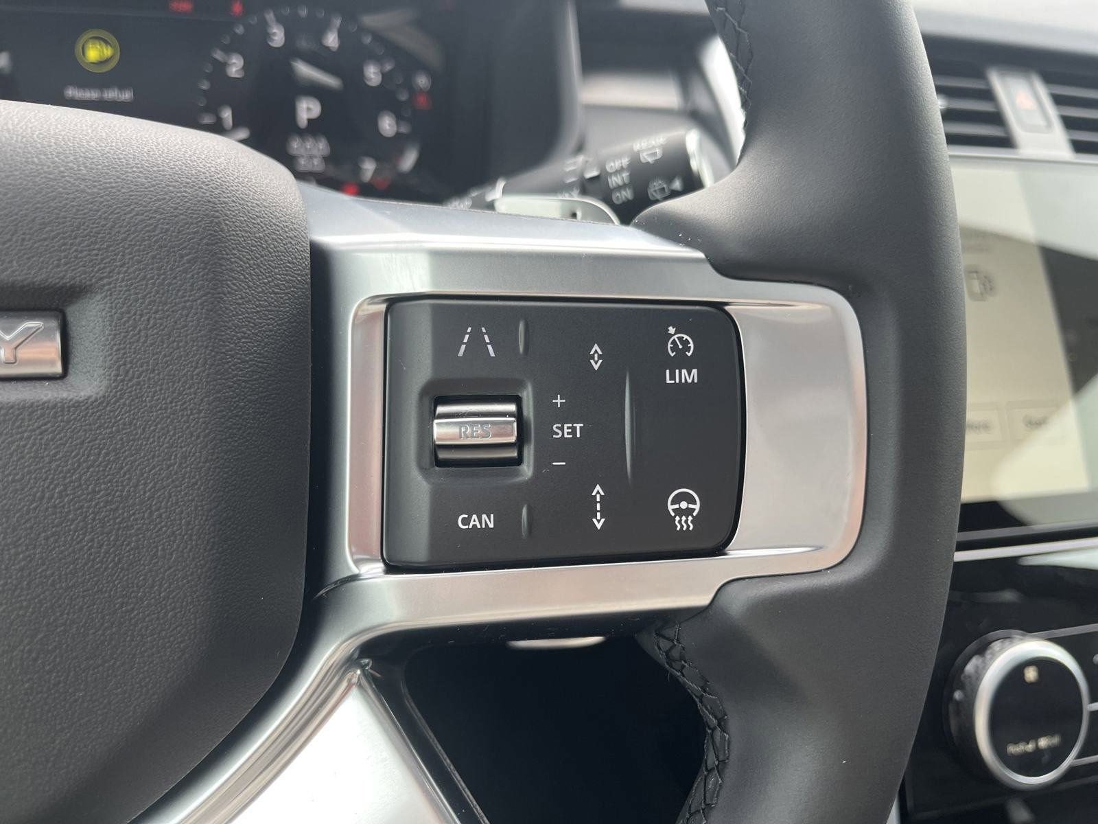 Used 2025 Land Rover Discovery Dynamic SE AWD/4WD image 19