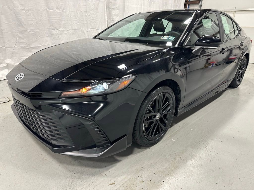 Used 2025 Toyota Camry SE image 3
