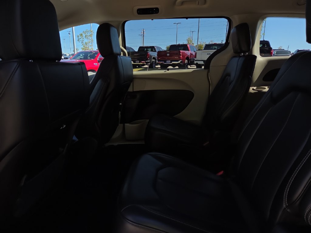 Used 2023 Chrysler Pacifica Touring-L FWD image 10