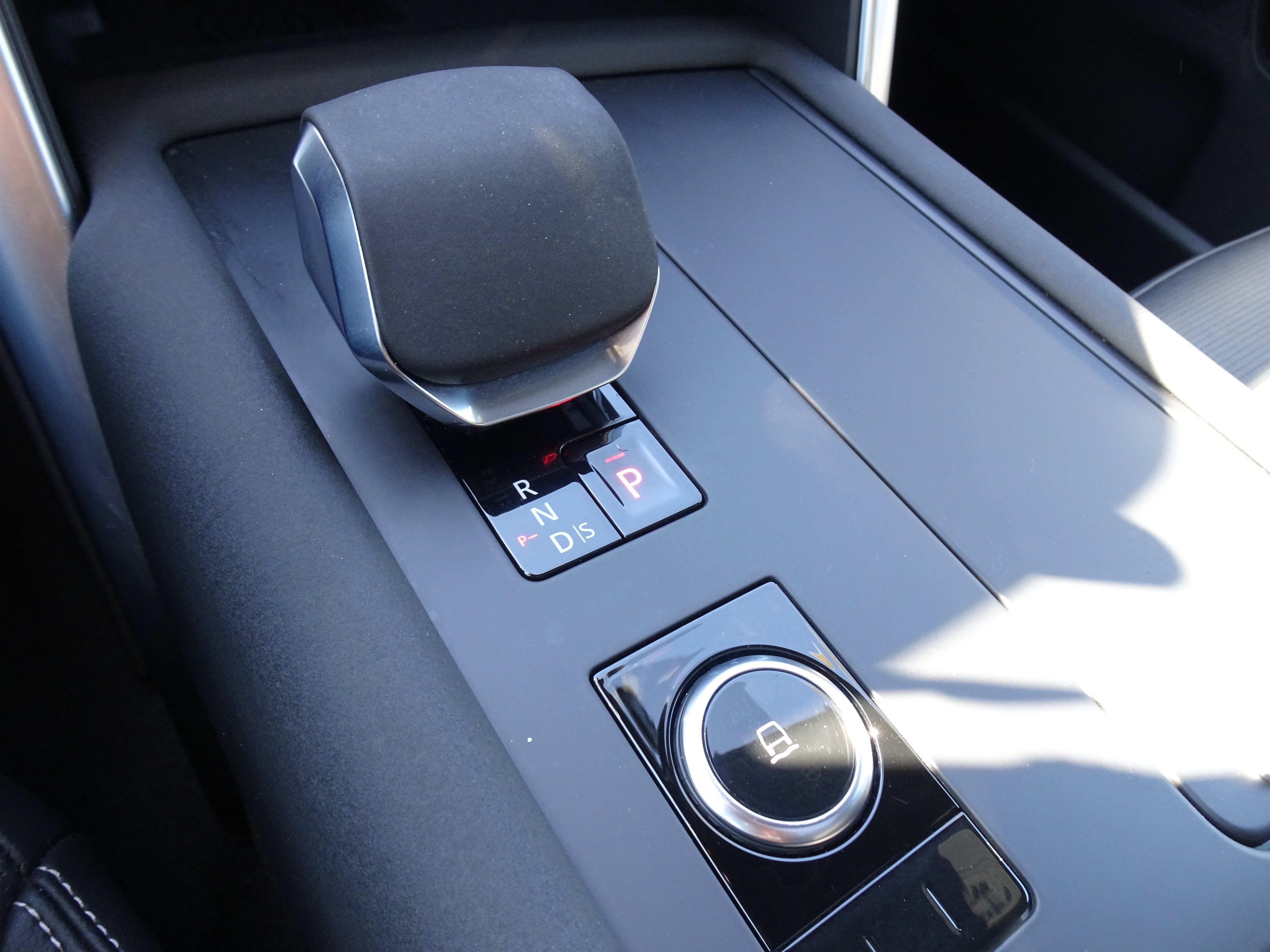 Certified 2025 Land Rover Discovery S AWD/4WD image 30