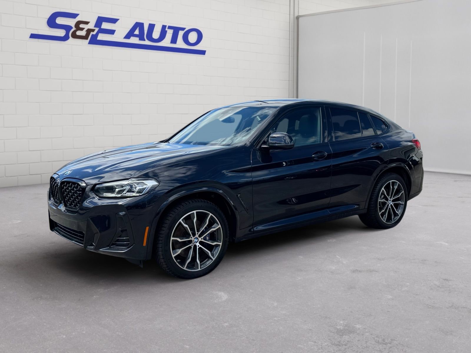 Used 2023 BMW X4 xDrive30i AWD/4WD image 1