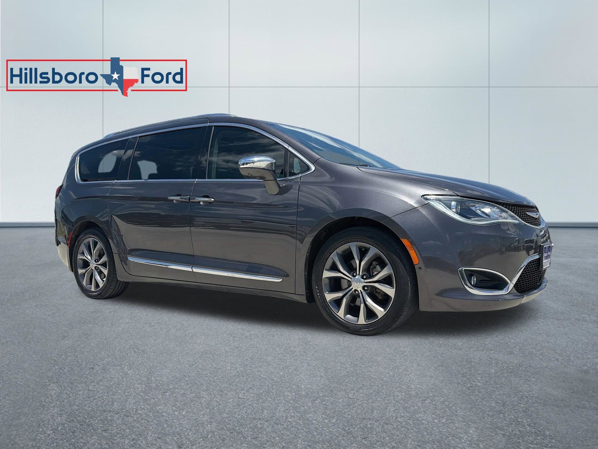 Used 2018 Chrysler Pacifica Limited w/ Tire & Wheel Group FWD image 4