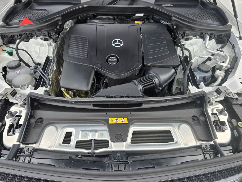 Used 2025 Mercedes-Benz GLC 350e 4MATIC w/ AMG Line image 9