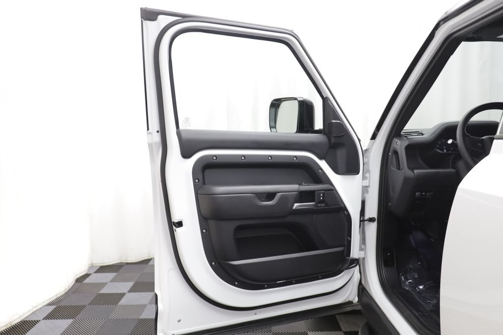Certified 2025 Land Rover Defender 110 X-Dynamic SE AWD/4WD image 4