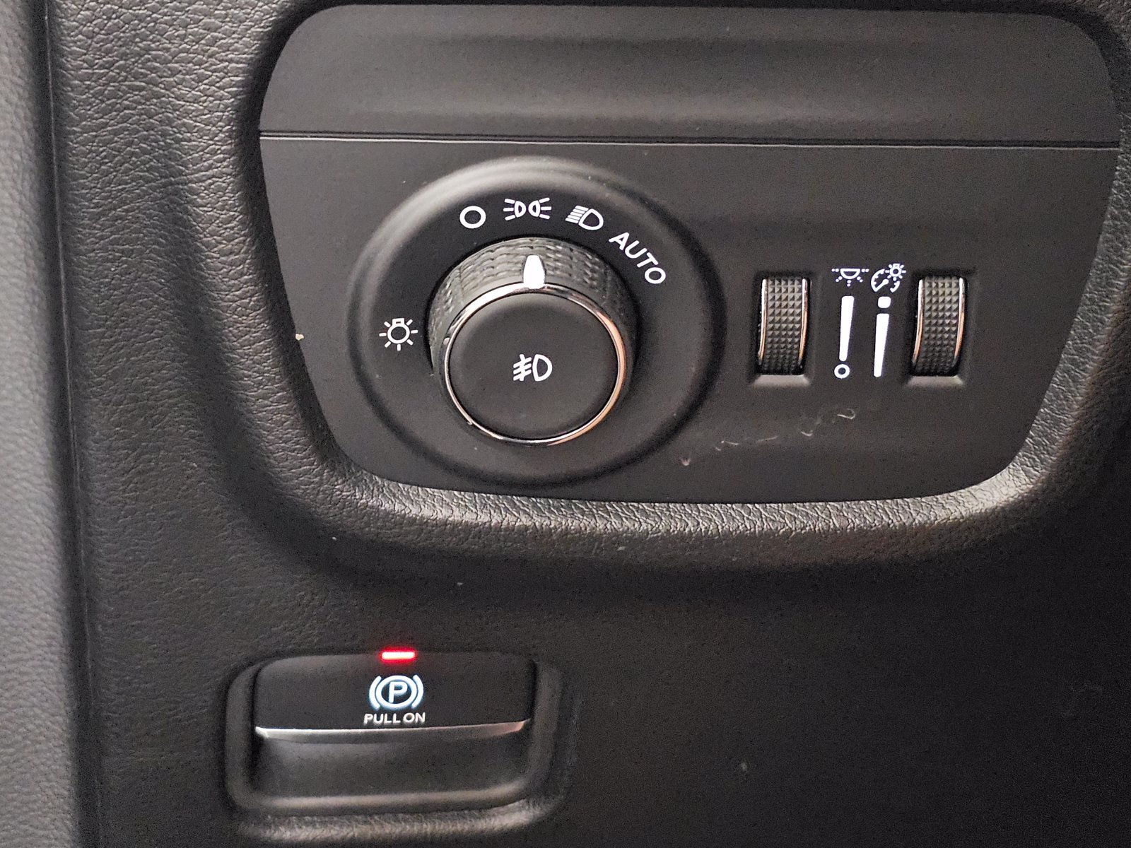 Used 2023 Jeep Grand Cherokee Overland w/ Luxury Tech Group IV AWD/4WD image 25