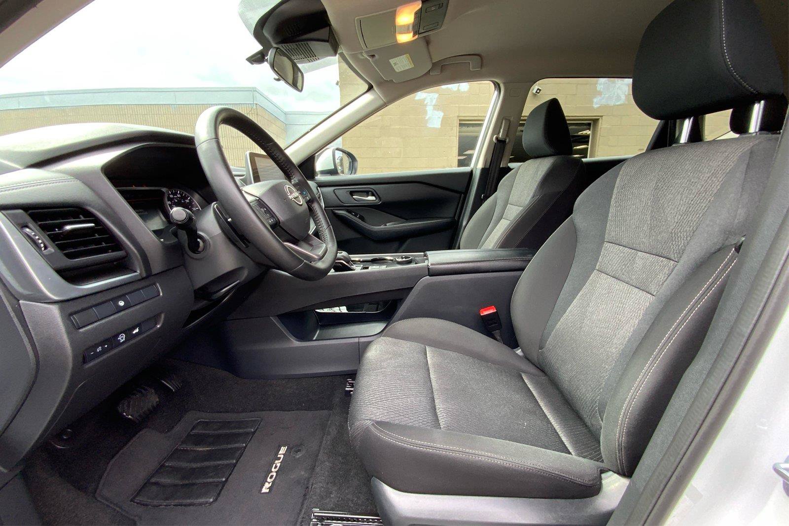 Used 2025 Nissan Rogue SV AWD/4WD image 10