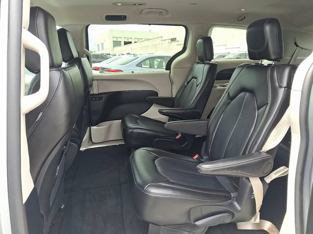 Used 2024 Chrysler Pacifica Touring-L FWD image 9