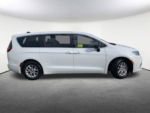 Used 2025 Chrysler Pacifica Select image 14