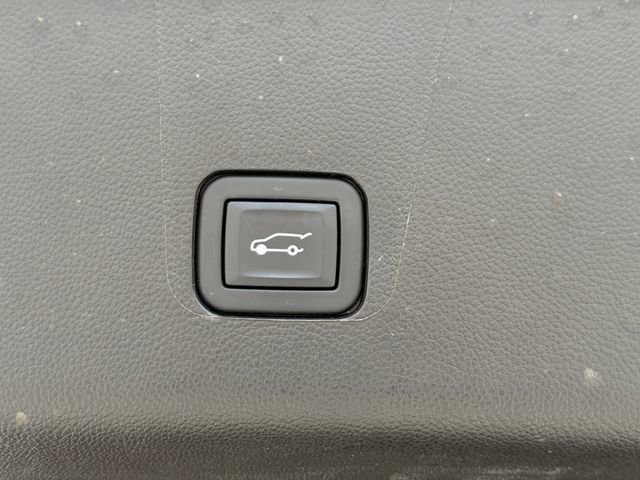 Used 2023 Chevrolet Traverse RS FWD image 14