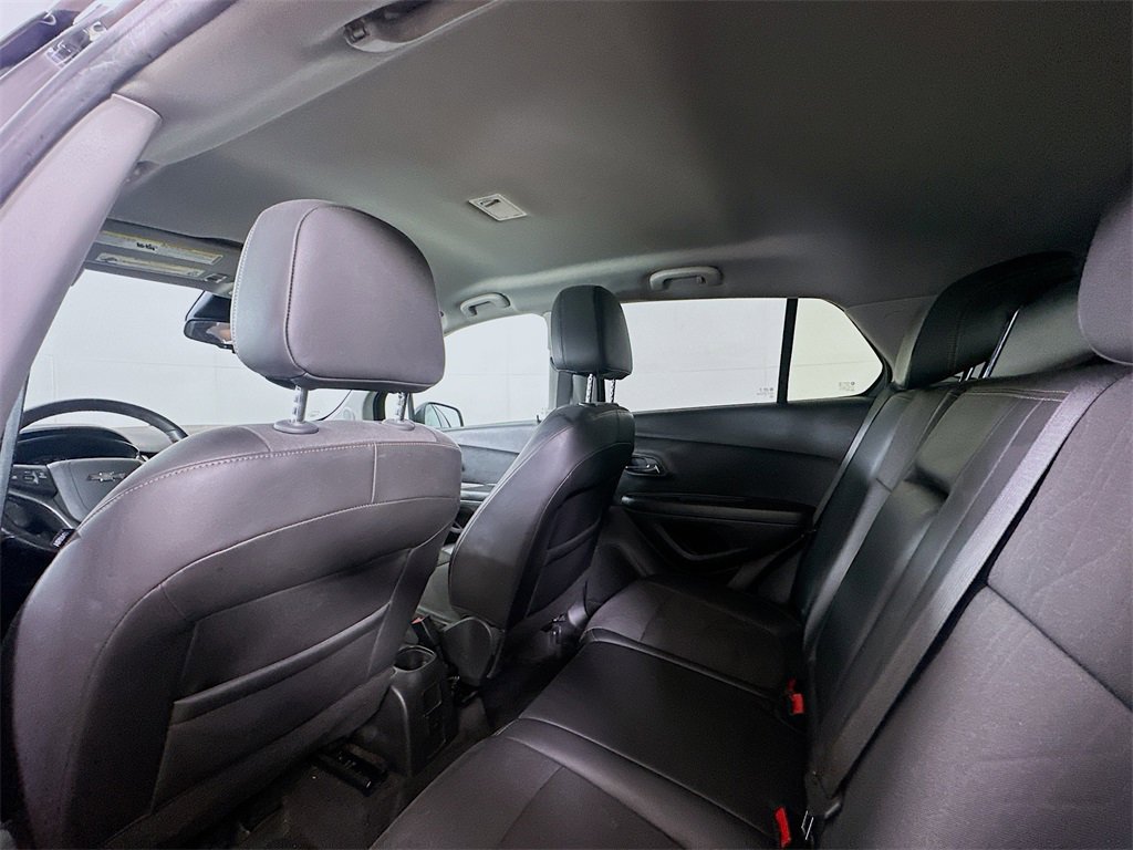 Used 2022 Chevrolet Trax LT w/ Midnight Edition image 13