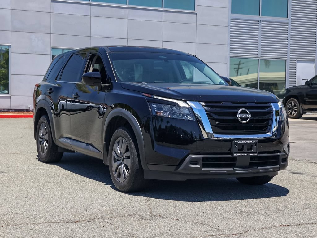 Used 2024 Nissan Pathfinder S w/ Cargo Package FWD image 2