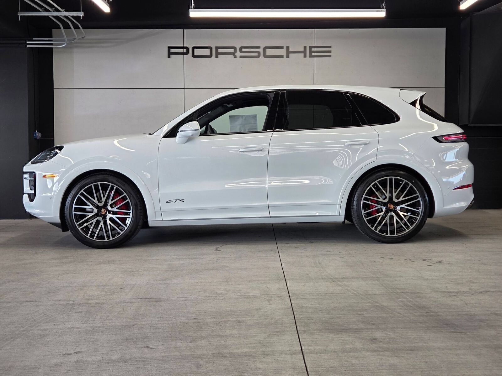 Used 2026 Porsche Cayenne GTS AWD/4WD image 2