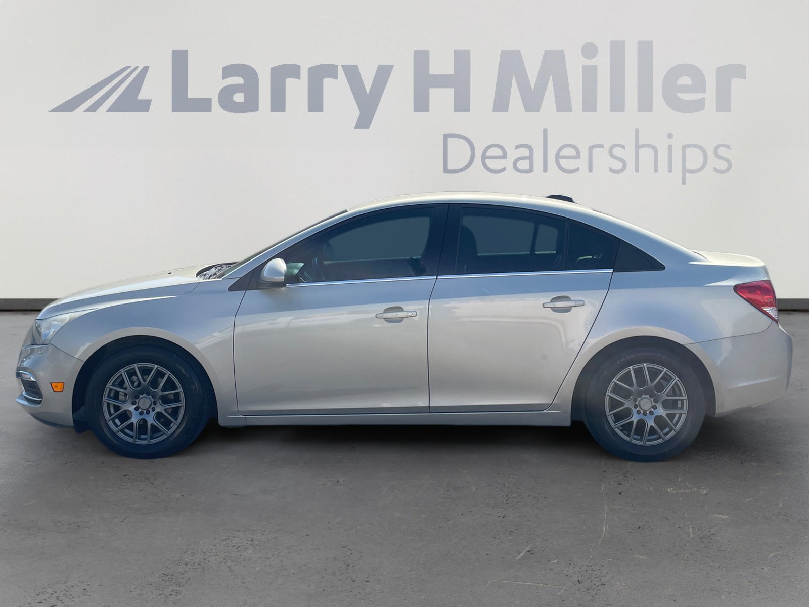 Used 2015 Chevrolet Cruze LT w/ Technology Package FWD image 2