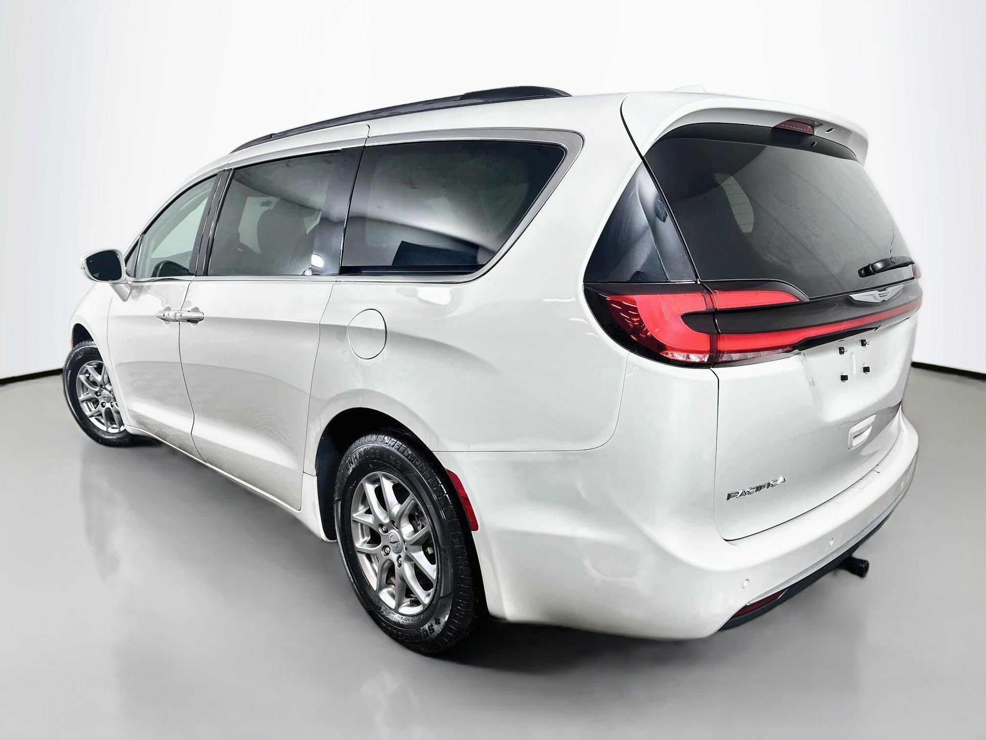 Used 2021 Chrysler Pacifica Touring FWD image 5