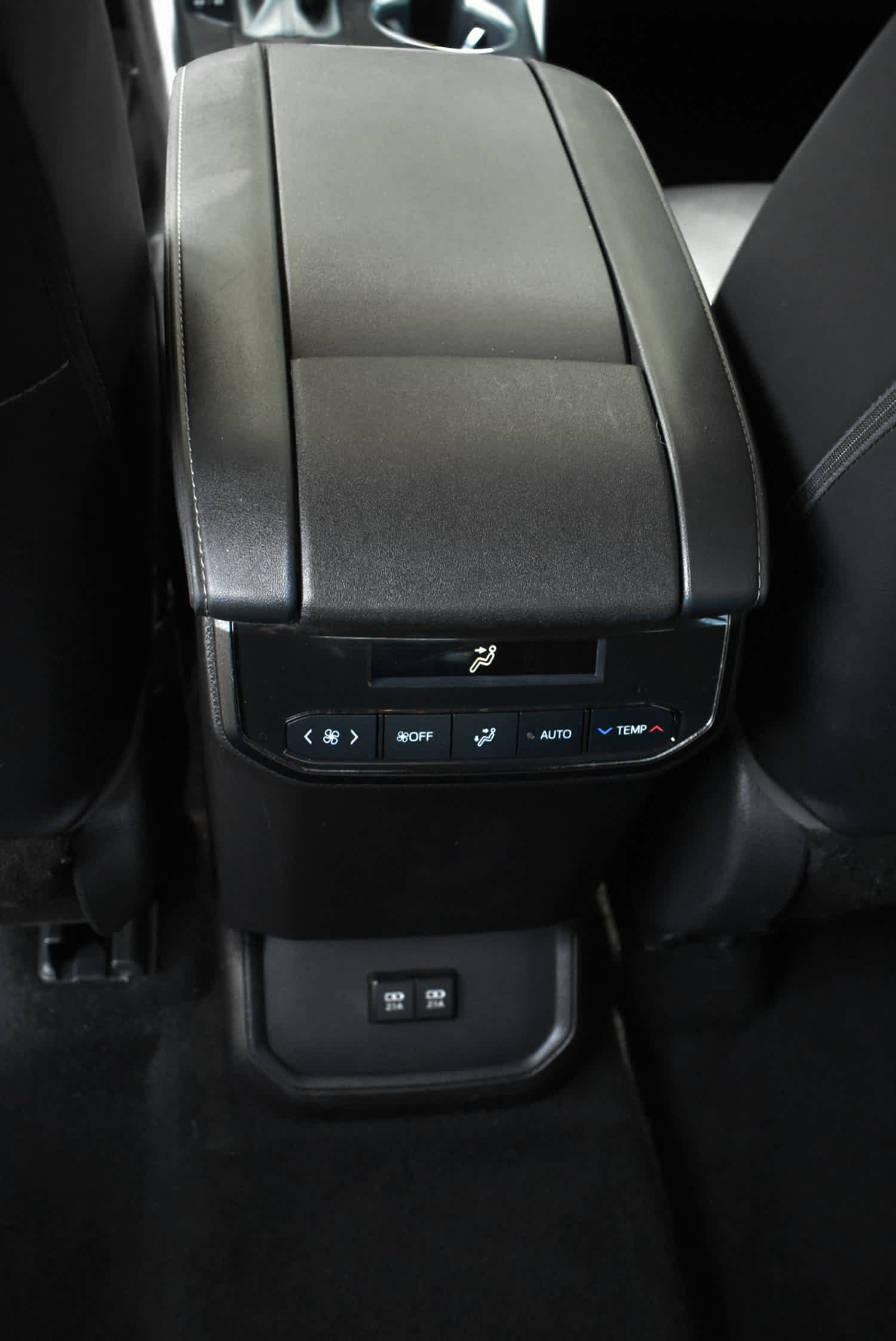 Used 2021 Toyota Highlander XLE AWD/4WD image 12