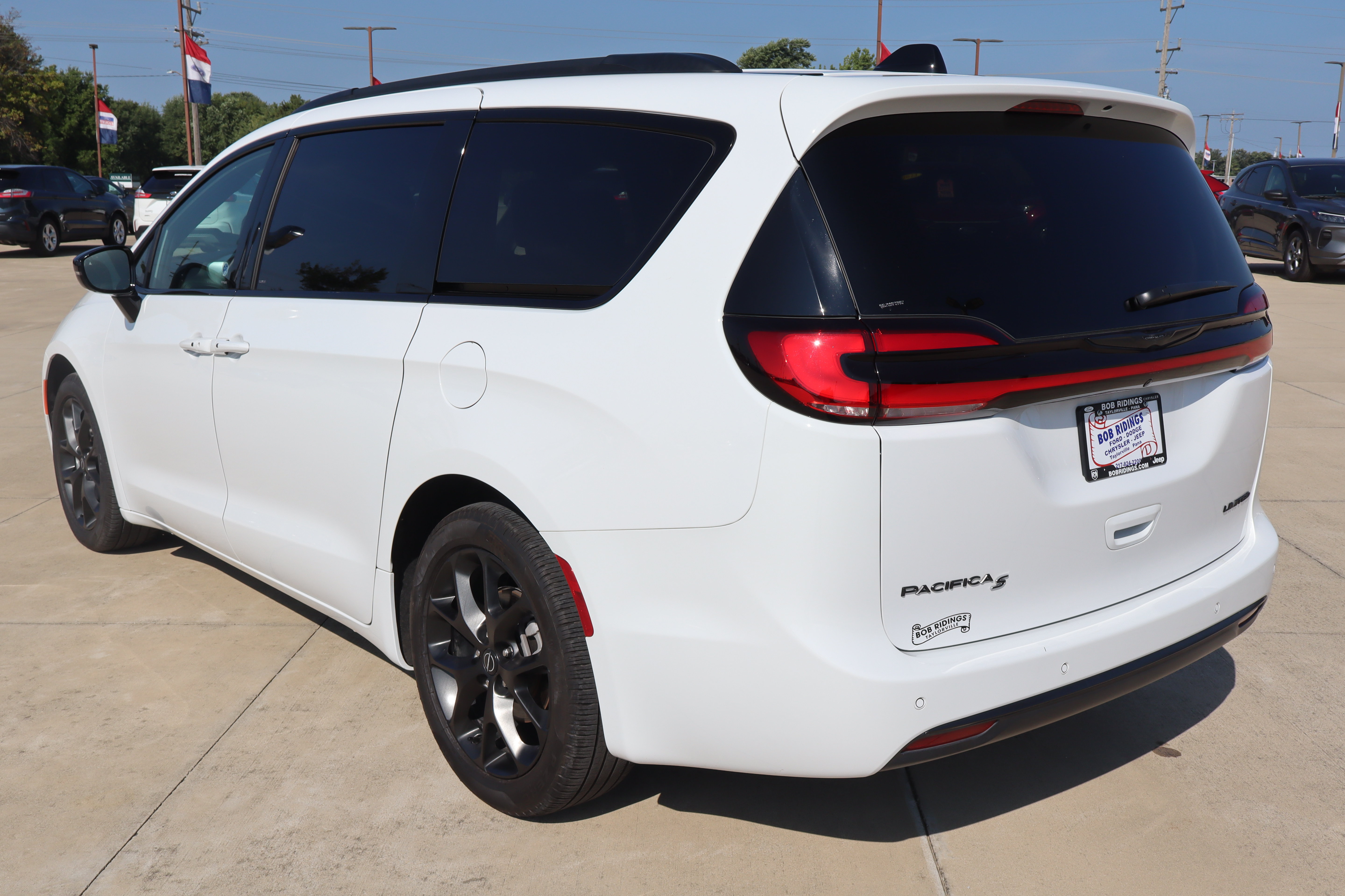 Used 2025 Chrysler Pacifica Limited FWD image 7