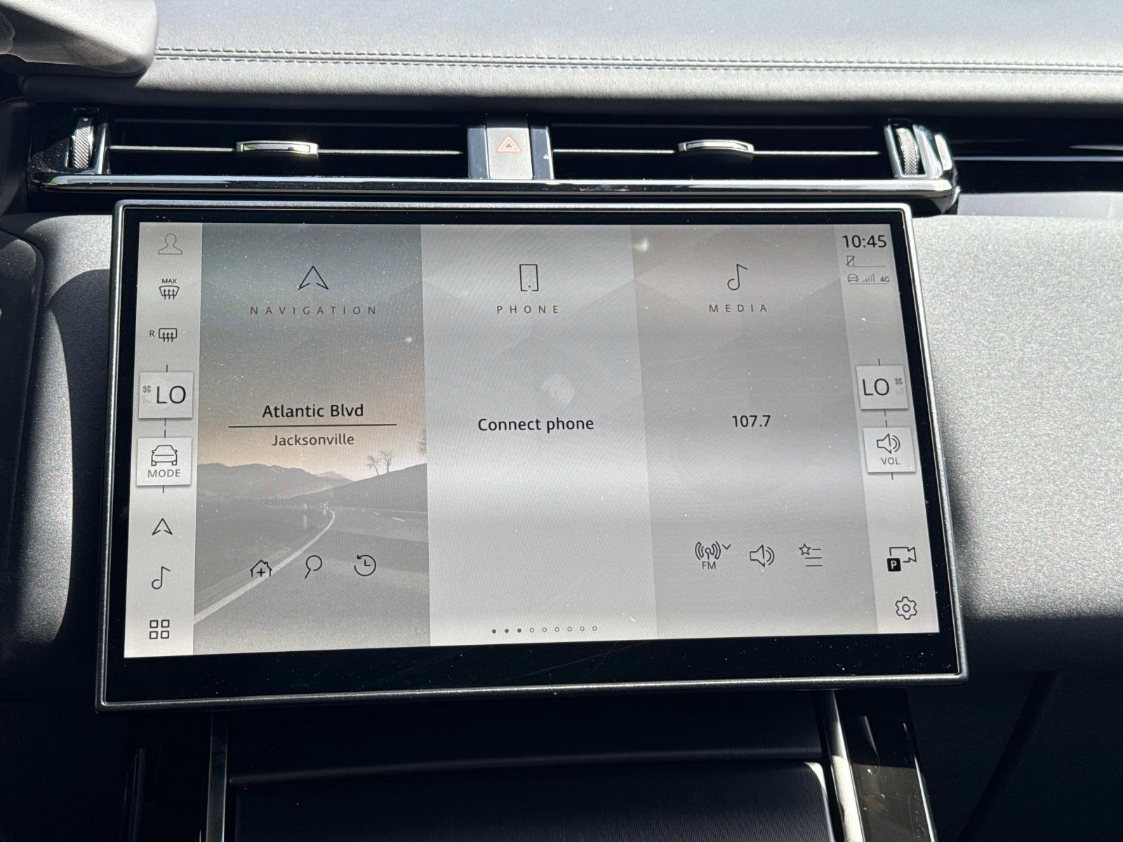 New 2026 Land Rover Range Rover Velar Dynamic SE image 23