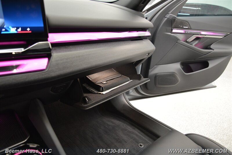 Used 2025 BMW 550e xDrive w/ Premium Package AWD/4WD image 40