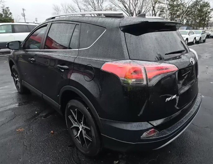 Used 2018 Toyota RAV4 SE image 3