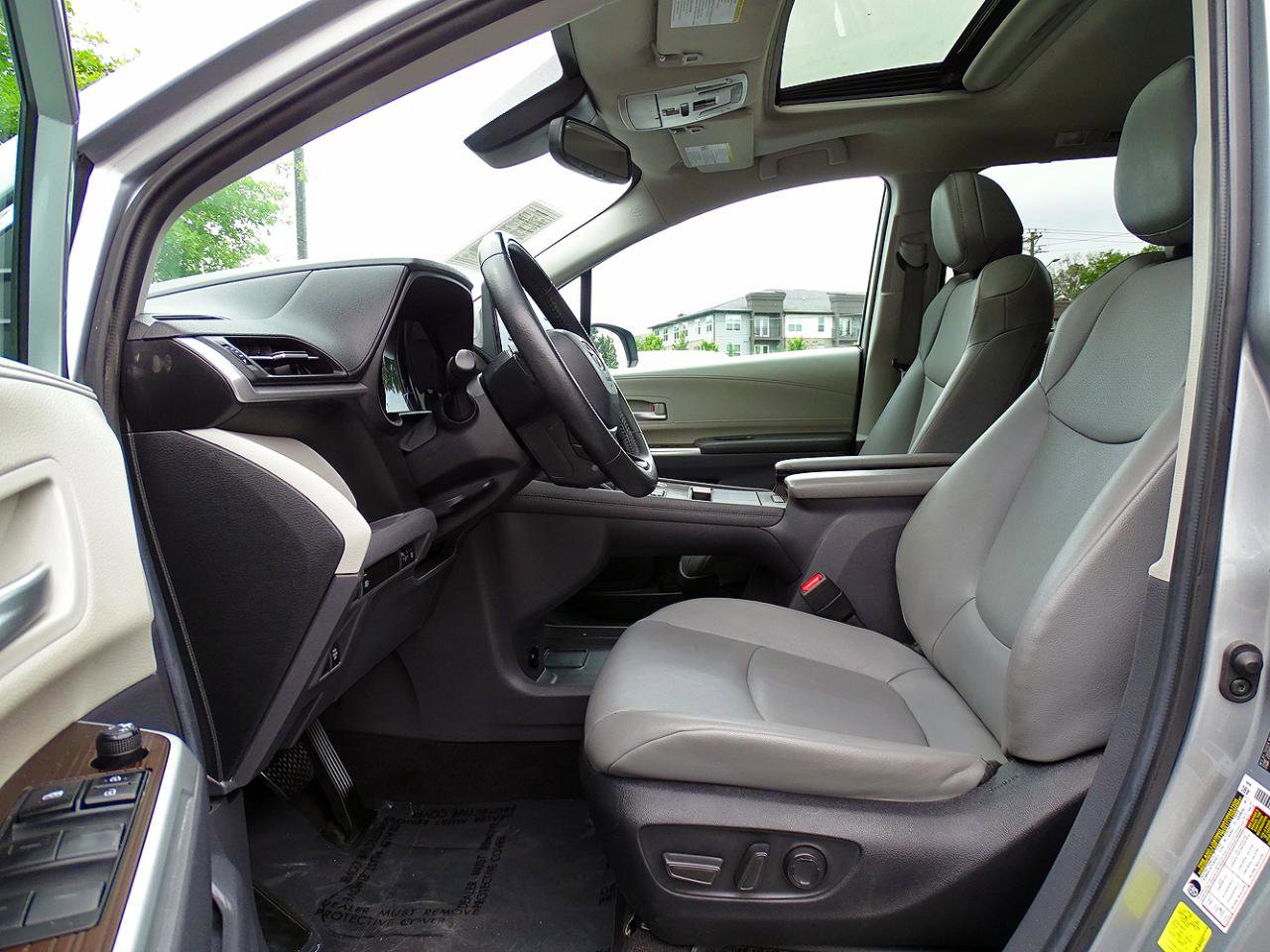 Used 2024 Toyota Sienna XLE FWD image 16