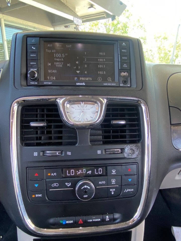 Used 2014 Chrysler Town & Country Touring FWD image 29