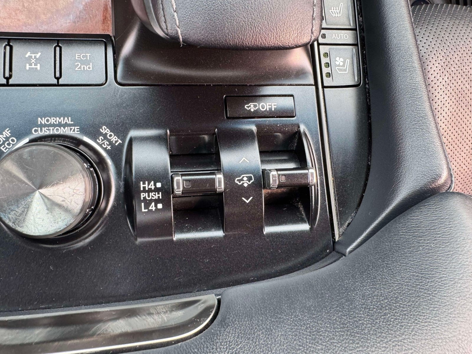 Used 2019 Lexus LX 570 4WD w/ Luxury Package image 40