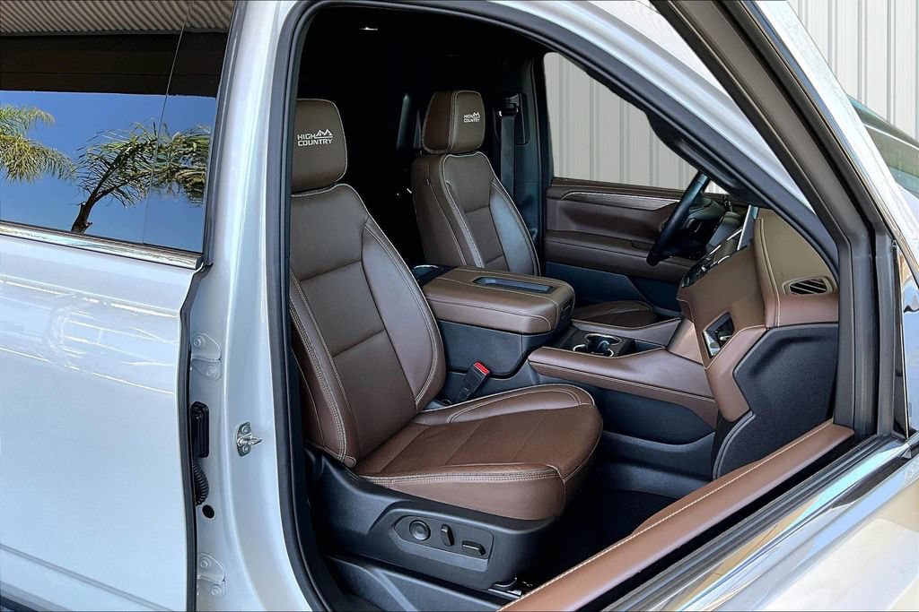 Used 2023 Chevrolet Suburban High Country w/ Premium Package AWD/4WD image 18